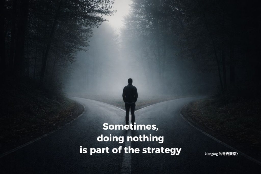 電商廣告學習期素材更換判斷概念圖，分岔路口象徵是否調整素材與維持穩定的決策時機