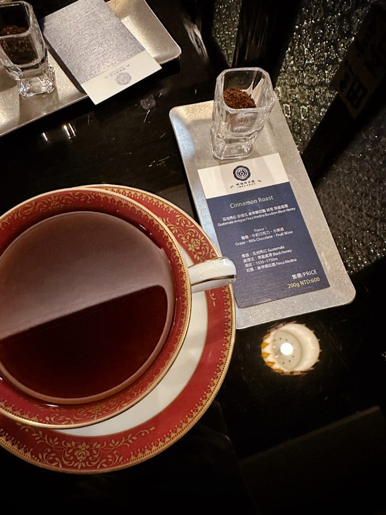 台北老宅咖啡 Futago Cafe 孵咖啡孵珈琲洋館的手沖咖啡「瓜地馬拉 · 美蒂娜莊園」，桌上附有咖啡風味介紹小卡與試聞的咖啡粉。