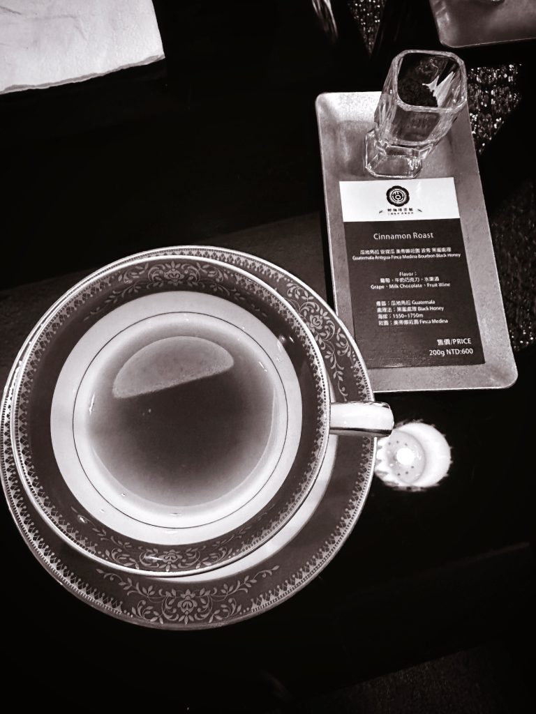台北老宅咖啡 Futago Cafe 孵咖啡孵珈琲洋館的手沖咖啡「瓜地馬拉 · 美蒂娜莊園」，桌上附有咖啡風味介紹小卡與試聞的咖啡粉。