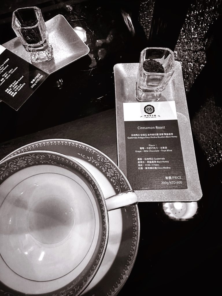 台北老宅咖啡 Futago Cafe 孵咖啡孵珈琲洋館的手沖咖啡「瓜地馬拉 · 美蒂娜莊園」，桌上附有咖啡風味介紹小卡與試聞的咖啡粉。